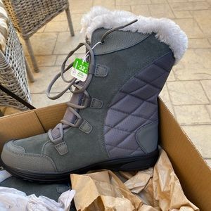 Women’s size 11 Columbia snow boot